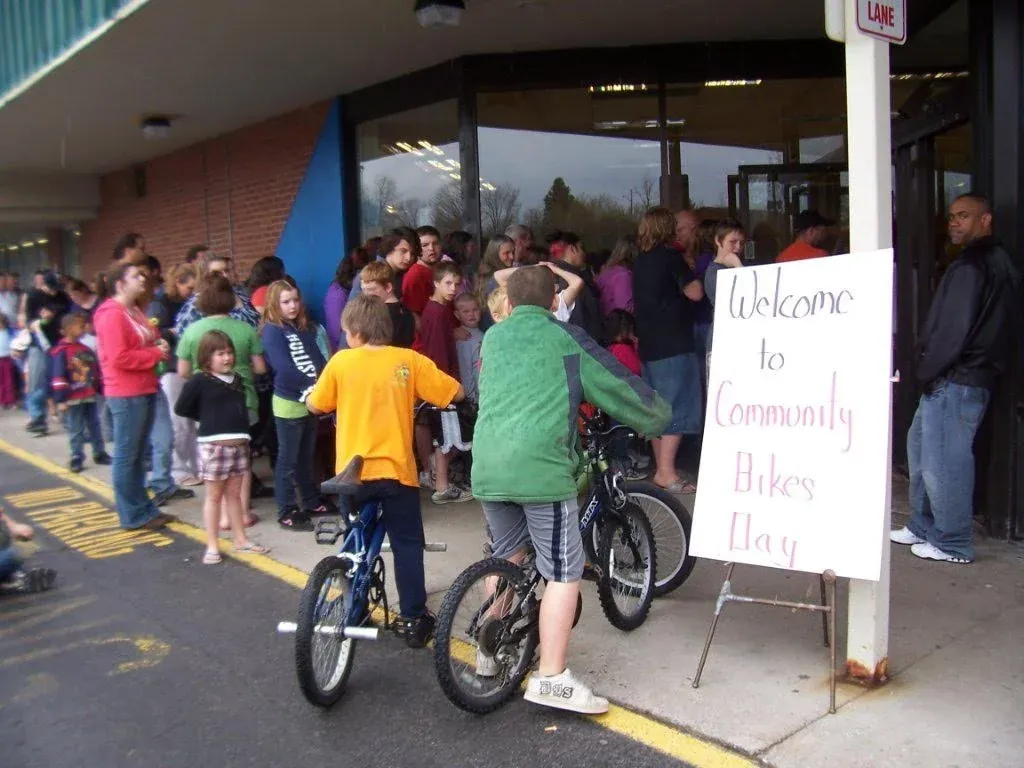 Families arriving for Bike Day